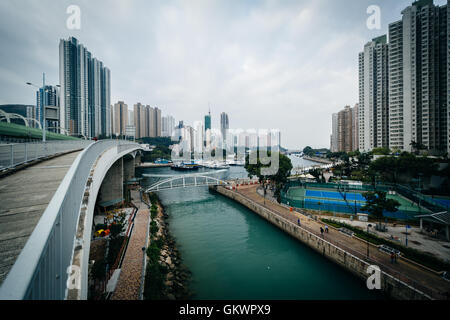 Wolkenkratzer und die Ap Lei Chau Brücke, Aberdeen, Hong Kong gesehen. Stockfoto