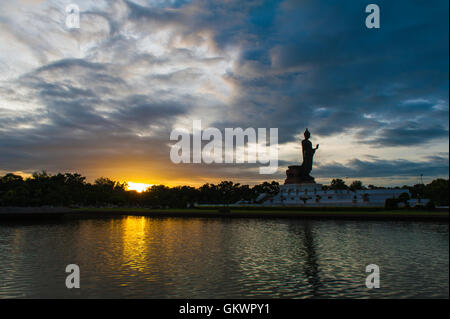 Wanderbares Buddha-Statue im Buddhamonthon (Phutthamonthon), buddhistische Park in Nakhon Pathom, Thailand, Twilight moment Stockfoto