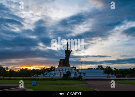 Wanderbares Buddha-Statue im Buddhamonthon (Phutthamonthon), buddhistische Park in Nakhon Pathom, Thailand, Twilight moment Stockfoto