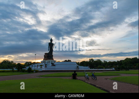 Wanderbares Buddha-Statue im Buddhamonthon (Phutthamonthon), buddhistische Park in Nakhon Pathom, Thailand, Twilight moment Stockfoto