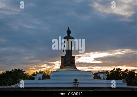 Wanderbares Buddha-Statue im Buddhamonthon (Phutthamonthon), buddhistische Park in Nakhon Pathom, Thailand, Twilight moment Stockfoto