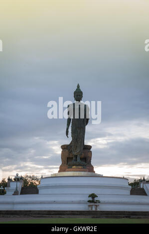 Wanderbares Buddha-Statue im Buddhamonthon (Phutthamonthon), buddhistische Park in Nakhon Pathom, Thailand, Twilight moment Stockfoto