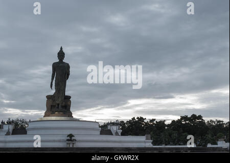 Wanderbares Buddha-Statue im Buddhamonthon (Phutthamonthon), buddhistische Park in Nakhon Pathom, Thailand, Twilight moment Stockfoto