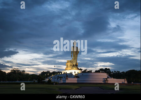 Wanderbares Buddha-Statue im Buddhamonthon (Phutthamonthon), buddhistische Park in Nakhon Pathom, Thailand, Twilight moment Stockfoto