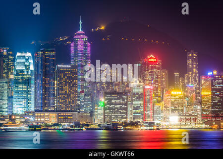 Die Skyline von Hong Kong und Victoria Peak in der Nacht, von Tsim Sha Tsui, Kowloon, Hong Kong gesehen. Stockfoto