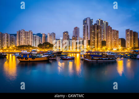 Die Skyline von Aberdeen, von Ap Lei Chau, Hong Kong, Hong Kong gesehen. Stockfoto