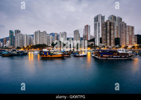 Die Skyline von Aberdeen, von Ap Lei Chau, Hong Kong, Hong Kong gesehen. Stockfoto