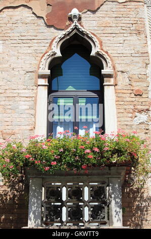 Typische Renaissance-Fenster mit Balkon in Venedig, Italien Stockfoto