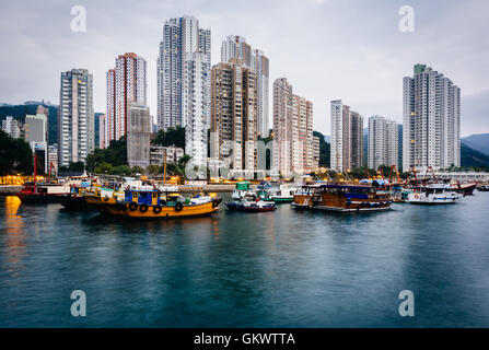 Die Skyline von Aberdeen, von Ap Lei Chau, Hong Kong, Hong Kong gesehen. Stockfoto