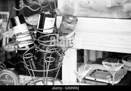 Flaschen Wein und Martini-Gläser verbinden sich zu einem künstlerischen Bild genommen in einem kleinen Restaurant. Stockfoto