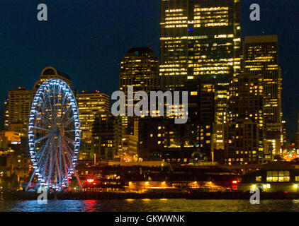 Die Stadt Seattle Skyline bei Nacht, von einer eingehenden Fähre aus gesehen. Stockfoto