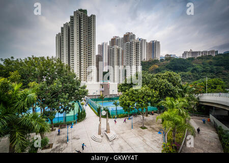 Blick auf einen Park und Wolkenkratzer in Aberdeen, gesehen von der Ap Lei Chau Brücke in Hongkong. Stockfoto