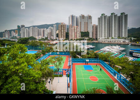 Blick auf Basketballplätze in Ap Lei Chau und Wolkenkratzer in Aberdeen, gesehen von der Ap Lei Chau Brücke in Hongkong. Stockfoto