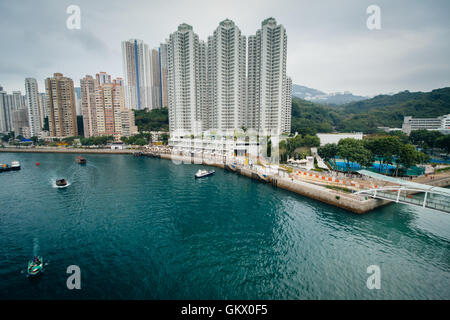 Blick auf die Wolkenkratzer in Aberdeen, gesehen von der Ap Lei Chau Brücke in Hongkong. Stockfoto