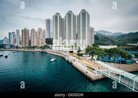 Blick auf die Wolkenkratzer in Aberdeen, gesehen von der Ap Lei Chau Brücke in Hongkong. Stockfoto