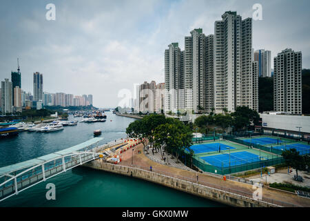 Blick auf die Wolkenkratzer in Aberdeen, gesehen von der Ap Lei Chau Brücke in Hongkong. Stockfoto