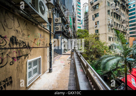 Gehweg und Gebäude in Lan Kwai Fong in Hong Kong. Stockfoto