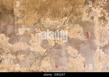 Hintergrundtextur von einer gerissenen alte Wand Stockfoto