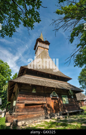 St. Nicholas Church in Budesti Josani, rumänische orthodoxe Holzkirche, im Dorf Budesti, Maramures Region, Rumänien Stockfoto