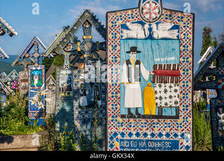 Geschnitzten Holztafeln mit Epitaphien am Kreuze auf Gräbern, fröhliche Friedhof (Cimitirul Vesel) in Sapanta, Maramures Region, Rumänien Stockfoto