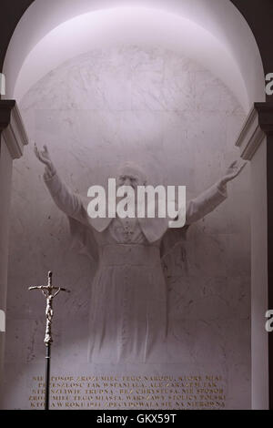 Ein Kreuz mit der Figur des Jesus gekreuzigt darauf mit Carved Abbildung Darstellung von Papst Johannes Paul II. Kopf von römisch-katholische Kirche 1920-2005 innerhalb der römisch-katholischen Kirche des Heiligen Kreuzes in alten Stadt Warschau Polen Stockfoto