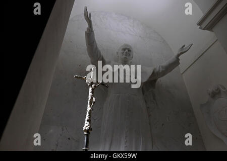 Ein Kreuz mit der Figur des Jesus gekreuzigt darauf mit Carved Abbildung Darstellung von Papst Johannes Paul II. Kopf von römisch-katholische Kirche 1920-2005 innerhalb der römisch-katholischen Kirche des Heiligen Kreuzes in alten Stadt Warschau Polen Stockfoto