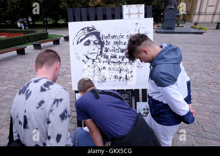 Fußgänger sehen eine zeitgenössische Installation, die an die Zerstörung Warschaus durch Nazi-Deutschland und polnische Opfer des 2. Weltkrieges erinnert, die in der Krakowskie Przedmieście Straße am nördlichsten Teil der Warschauer Königsstraße in der Nähe der Altstadt von Warschau Polen platziert wurde Stockfoto