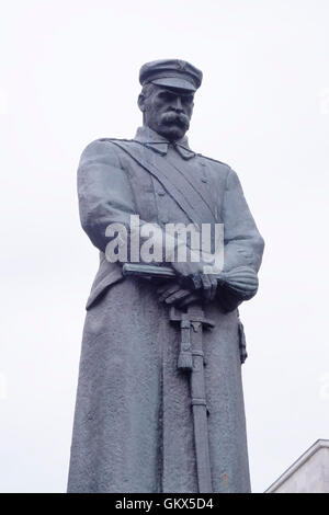 Blick auf die Bronze und Granit Jozef Pilsudski Denkmal von Tadeusz Lodziana (1995), Jozef Pilsudski, einem Heerführer, Marschall von Polen und eine der wichtigsten Figuren verantwortlich für Polens Wiedererlangung der Unabhängigkeit zu Ehren befindet sich in der Nähe Pilsudskis-Platz in Warschau Polen Stockfoto