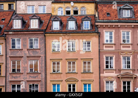 Fassade der alten Häuser im Old Town Market Place (Polnisch: Rynek Ehren Miasta) Center und ältesten Teil der Altstadt von Warschau, wurde systematisch von der deutschen Armee während des zweiten Weltkriegs gesprengt, und wurde in die Vorkriegszeit Gestalt wiederhergestellt. Warschau-Polen Stockfoto