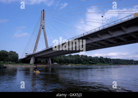 Ansicht der Kabel-gebliebene Brücke Fusse oder Heiligen Kreuz Brücke über die Weichsel Verknüpfung Powisle Nachbarschaft mit Praga Polnoc Bezirk in Warschau, Polen Stockfoto
