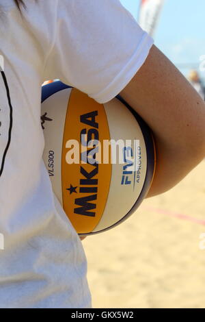 Volunteer in das Finale der Volleyball England Beach Tour, 21. August 2016 in Margate wichtigsten Sands, Margate, Kent, UK Stockfoto