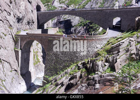 Andermatt, Schweiz - 7. august 2016: Menschen zu Fuß auf Teufelsbrücke am St. Gotthard pass auf die Schweizer Alpen Stockfoto