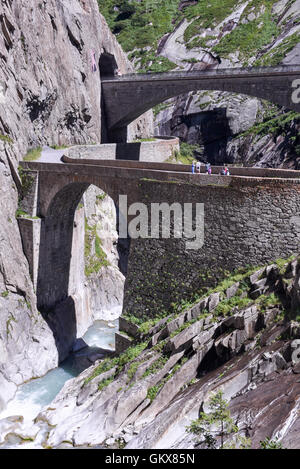 Andermatt, Schweiz - 7. august 2016: Menschen zu Fuß auf Teufelsbrücke am St. Gotthard pass auf die Schweizer Alpen Stockfoto