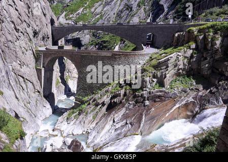 Andermatt, Schweiz - 7. august 2016: Menschen zu Fuß auf Teufelsbrücke am St. Gotthard pass auf die Schweizer Alpen Stockfoto