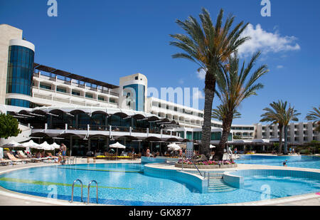 Athena Beach Hotel-Schwimmbad in Paphos - Zypern Stockfoto