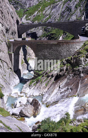 Andermatt, Schweiz - 7. august 2016: Menschen zu Fuß auf Teufelsbrücke am St. Gotthard pass auf die Schweizer Alpen Stockfoto