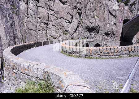 Andermatt, Schweiz - 7. august 2016: Menschen zu Fuß auf Teufelsbrücke am St. Gotthard pass auf die Schweizer Alpen Stockfoto