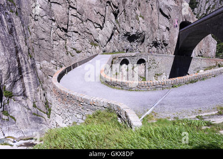 Andermatt, Schweiz - 7. august 2016: Menschen zu Fuß auf Teufelsbrücke am St. Gotthard pass auf die Schweizer Alpen Stockfoto