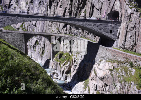 Andermatt, Schweiz - 7. august 2016: Menschen zu Fuß auf Teufelsbrücke am St. Gotthard pass auf die Schweizer Alpen Stockfoto