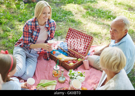 Kaukasische Familienglück mit Picknick im freien Stockfoto