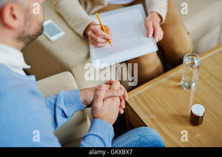 Händen der gestressten Mann zeigt Verletzbarkeit Stockfoto
