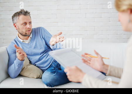 Mann beschreibt sein Problem, Psychologe Stockfoto