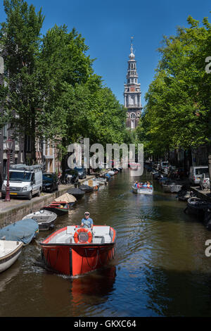 Bootfahren auf einem Amsterdamer Kanal mit Westerkerk im Hintergrund Stockfoto