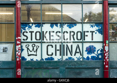 Ein Zeichen für Stokes Croft China im Fenster der alten Jamaika St. Carriageworks im Bereich Stokes Croft von Bristol. Stockfoto