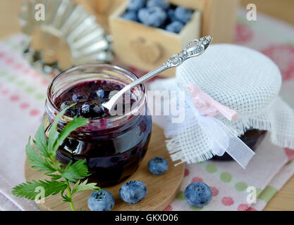 Zwei Gläser einfach gebrühten Marmelade Heidelbeere Stockfoto