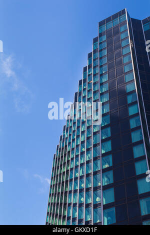 Detail von einem modernen Wolkenkratzer, der die hellen blauen Sommerhimmel spiegelt. Die Innenstadt von Detroit, Michigan, USA Stockfoto