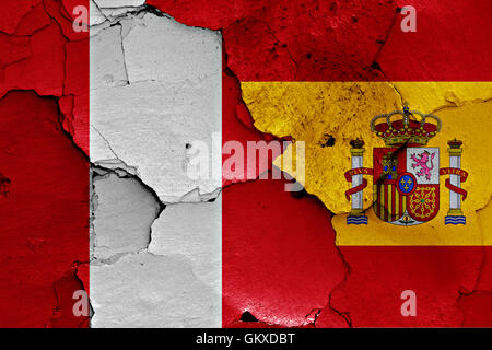 Flagge von Peru und Spanien auf rissige Wand gemalt Stockfoto