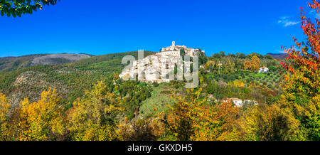 malerische Dörfchen Labro in herbstlichen Farben, Provinz Rieti, Italien Stockfoto