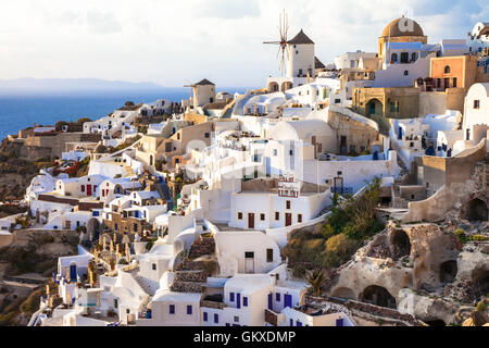 Santorin, Blick auf Dorf Oia. Griechenland Stockfoto