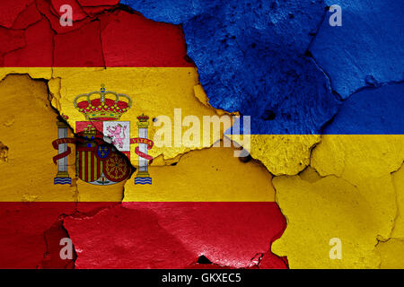 Flaggen von Spanien und der Ukraine auf rissige Wand gemalt Stockfoto